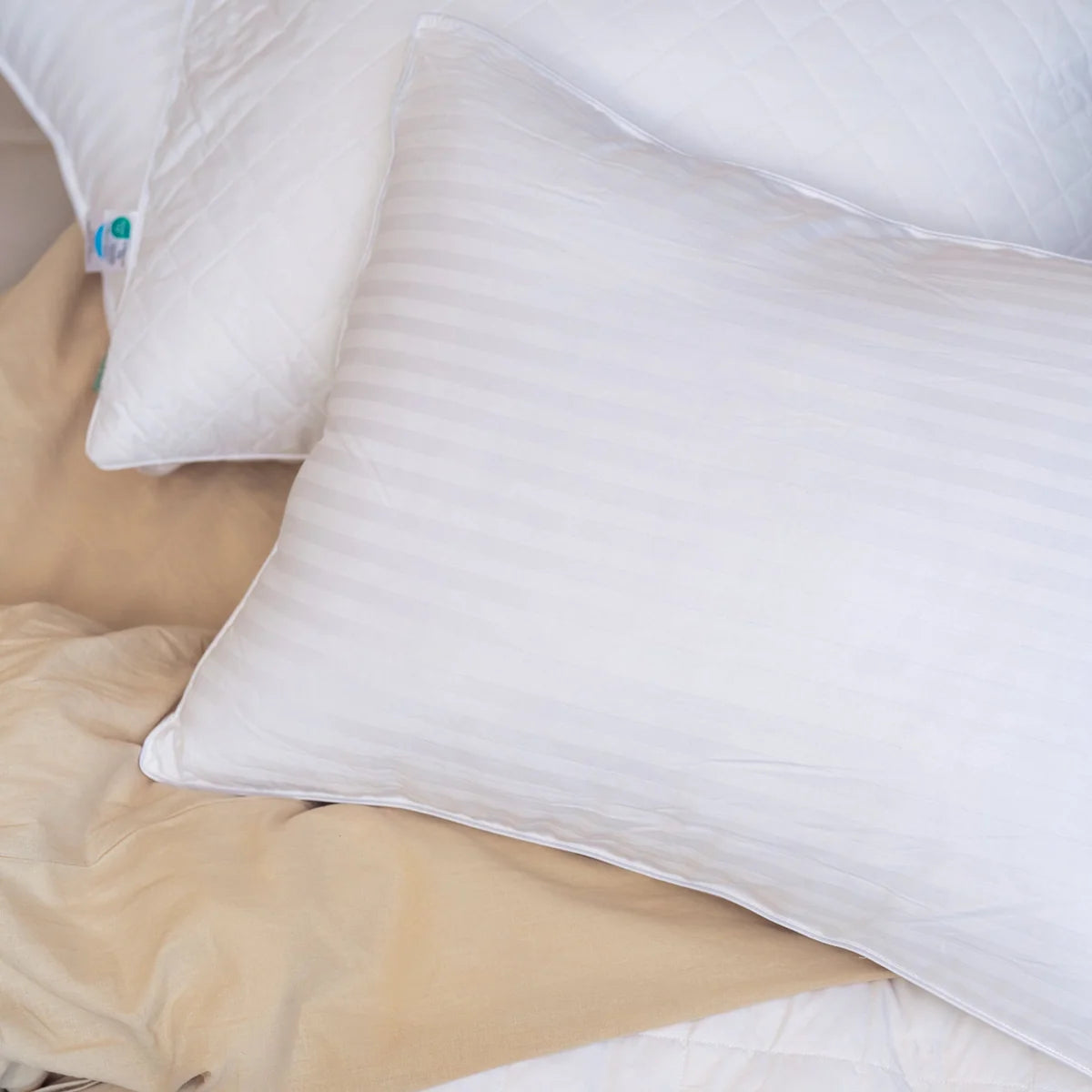 LuxyFluff Aurelio Down Alternative Pillow