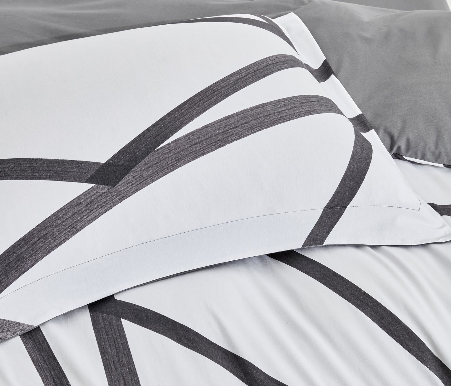 Sumic w/ Velvet throw pillows